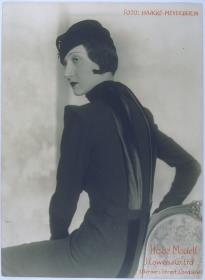 Fritzi Krüger in Kleid von Hobe