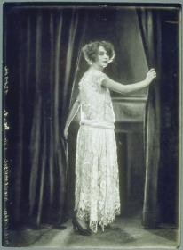 Maria West in Kleid von Modellhaus Max Becker