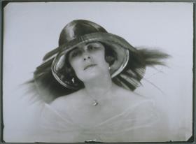 Frau mit Hut von Paula Schwarz