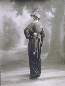 Frau in Jacke und Rock von Boué Soeurs