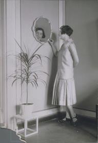Frau in Kleid