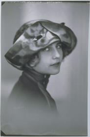 Grete Mosheim mit Hut von Hanna Haars