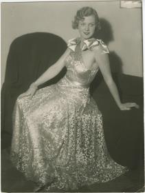 Gretl Theimer in Kleid von Salon Vilma
