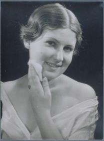 Frau mit Kosmetik