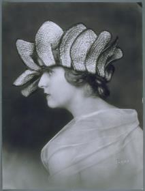 Frau mit Hut von Herrmann Gerson