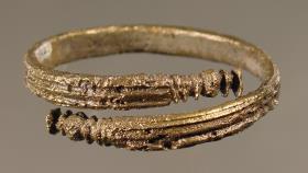 Armring in Knöpfe auslaufend