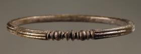 Armring, in Knöpfe auslaufend