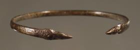 Armring, in Tierköpfe auslaufend