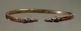 Ovaler Armring, in Tierköpfe auslaufend