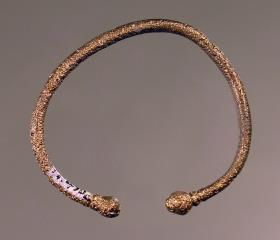 Armring, in Knöpfe auslaufend
