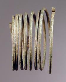 Armring in Form einer Spirale mit acht Windungen