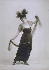 Marthe Régnier in Kleid von Maison Ch. Drecoll, Paris
