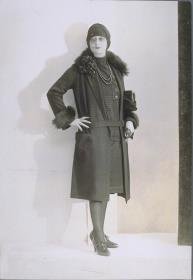 Frau in Kleid und Mantel von Luis Hirsch