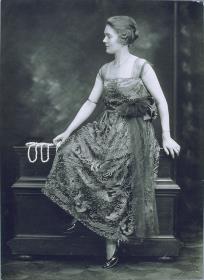 Frau in Kleid von Herrmann Gerson
