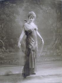 Frau in Kleid von Paquin