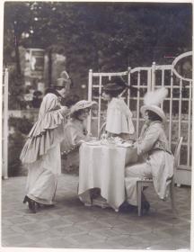 Frauen in Nachmittagskleidern