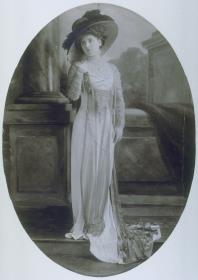 Frau in Kleid von Martial et Armand