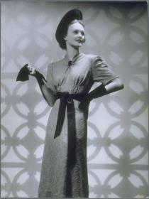 Frau in Kleid
