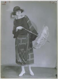 Maria Leeser in Kleid von Clara Schultz