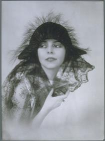 Manja Tzatschewa mit Hut von Clara Kluge