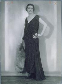 Frau in Kleid von Rosenberg