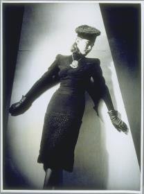 Frau in Kleid von Hansen Bang
