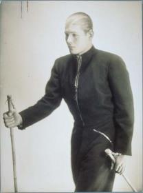 Mann in Skikleidung von G. Benedict