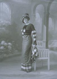 Frau in Kleid von Martial et Armand