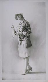 Frau in Bluse und Rock von Rosine Aoust