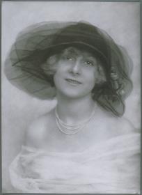 Herta Bibo mit Hut von Gerson-Prager Hausdorff