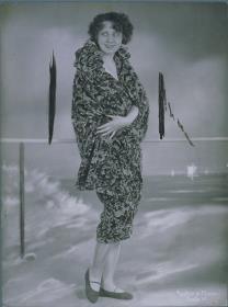 Gerda Berndt-Schollwer in Bademantel von Grünfeld