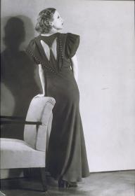 Frau in Kleid von Klyhs