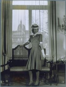 Frau in Kleid von Kuhnen