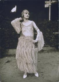 Frau in Kleid