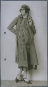 Frau in Kleid und Mantel von Schostal und Laderer und mit Hut von Berteaux
