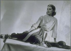 Frau in Kleid und Oberteil von Elegance