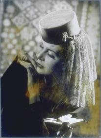 Frau mit Hut von Langer u. Co.
