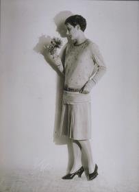 Frau in Pullover und Rock von L. Heim