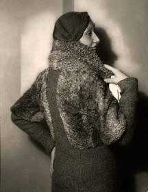 Fritzi Krüger (?) in Mantel mit Turban von Herman Berson [Herrmann Gerson?]