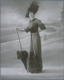 Frau in Kleid von Boué Soeurs