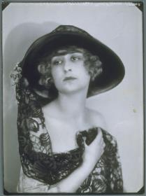 Maria West mit Hut von Paula Schwarz