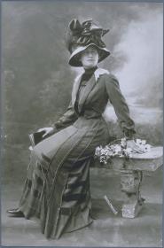 Frau in Bluse, Jacke und Rock von Alice Blum