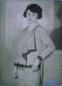 Frau in Kleid von Biberfeld & Weil