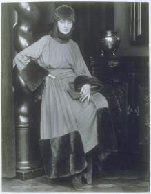 Frau in Kleid und Mantel
