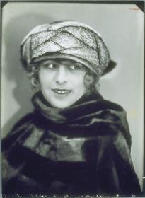 Maria West mit Hut von Paula Schwarz