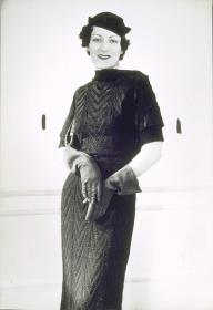 Frau in Kleid von Anny Blatt