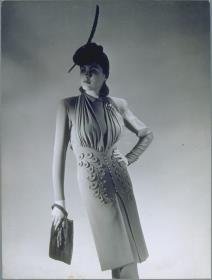 Frau in Kleid von Hansen Bang
