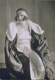 Frau in Cape