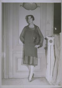 Frau in Kleid von Germaine Lecomte