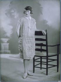 Frau in Kleid von Biberfeld & Weil